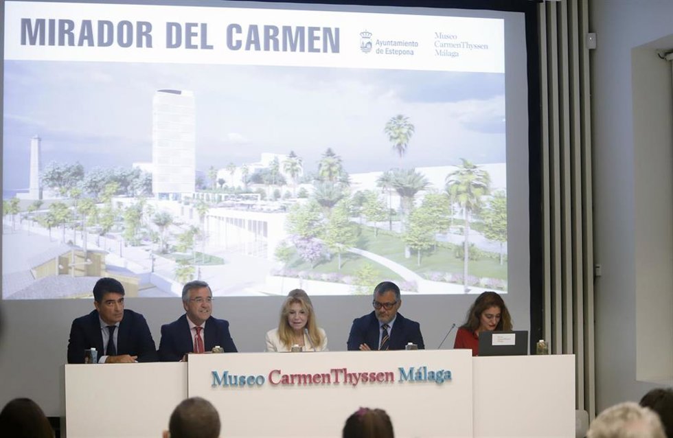 El alcalde de Estepona, José María Urbano; la baronesa Carmen Thyssen; el conservador general de la Colección, Guillermo Cervera; el gerente del museo, Javier Ferrer, y la directora artística, Lourdes Moreno, presentan El Mirador de El Carmen de Estepona