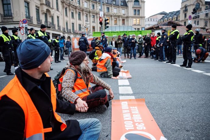 Activistas se pegan al asfalto en Múnich (Alemania) para paralizar el tráfico en protesta contra la falta de medidas contra el cambio climático