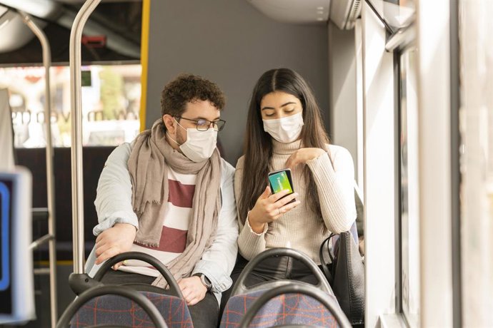 Dos usuaris de la T-mobilitat
