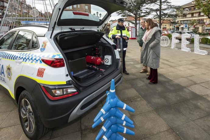 La Consejera De Presidencia, Interior, Justicia Y Acción Exterior, Paula Fernández, Asiste A La Entrega De Un Nuevo Vehículo Destinado A La Policía Local De Suances