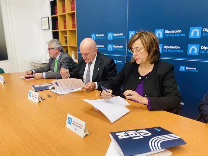 Armisén (D) y Carnero (C) durante la firma del acuerdo del Fondo de Cohesión Territorial.