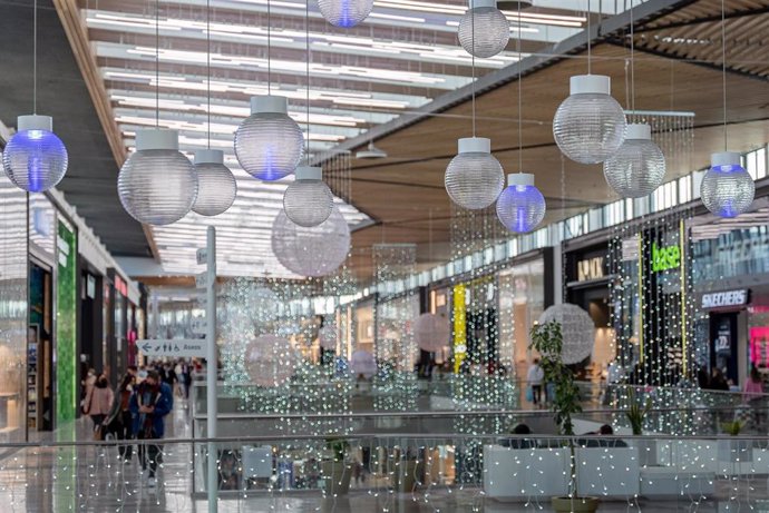 Archivo - Interior del centro comercial Lagoh ya decorado con motivos navideños.