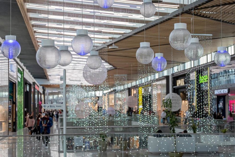Archivo - Interior del centro comercial Lagoh ya decorado con motivos navideños.