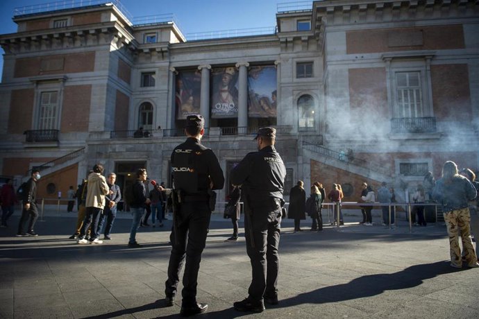 Dos policías a las puertas del Museo del Prado, a 5 de noviembre de 2022, en Madrid (España).