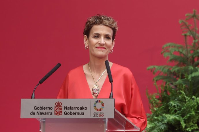 La presidenta del Gobierno foral, María Chivite, durante su intervención en el acto de entrega de la Medalla de Oro de Navarra.