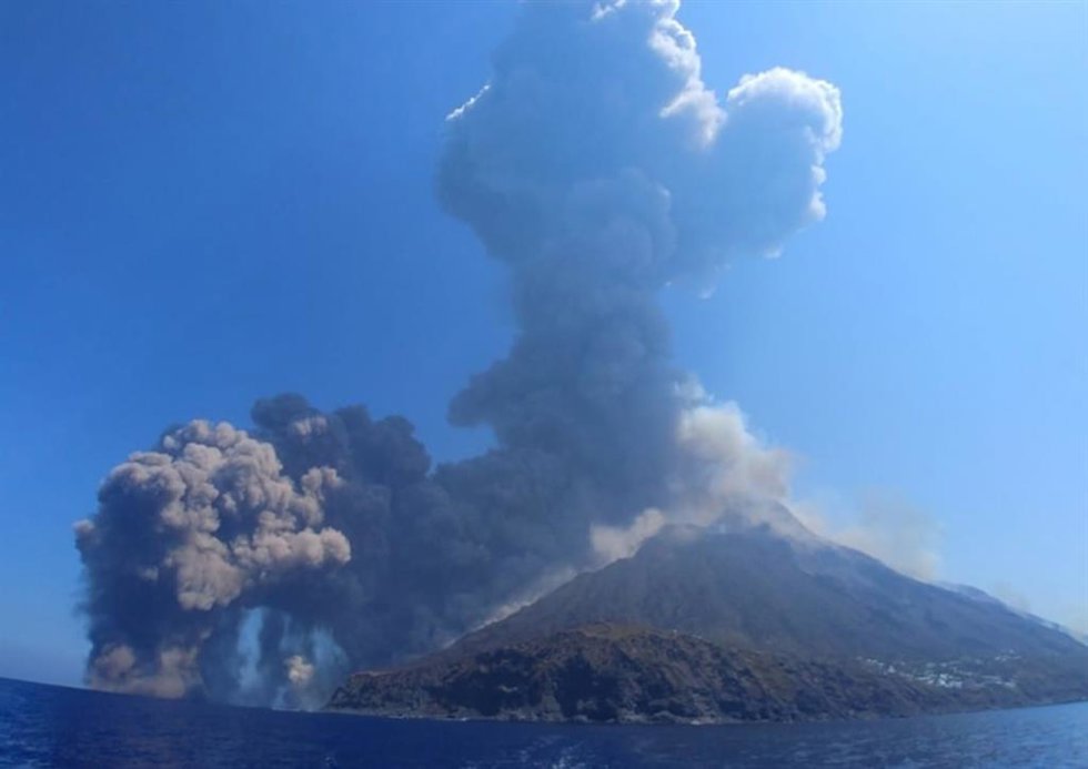 Archivo - Imagen de archivo del volcán Strómboli.