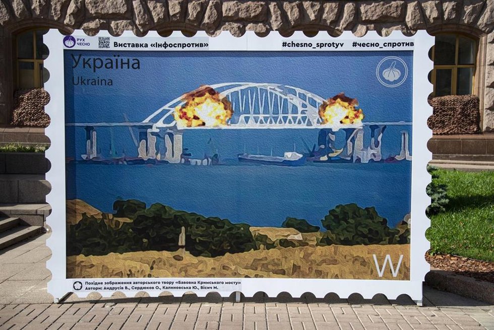 Archivo - Una ilustración muestra en Kiev la destrucción parcial del puente de Kerch, en Crimea