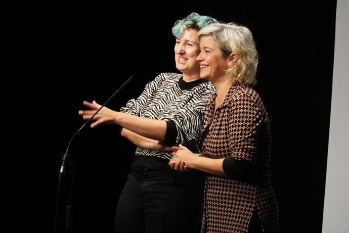 La directora de la obra, Marta Aran, y la autora de la obra, Aina de Cos.
