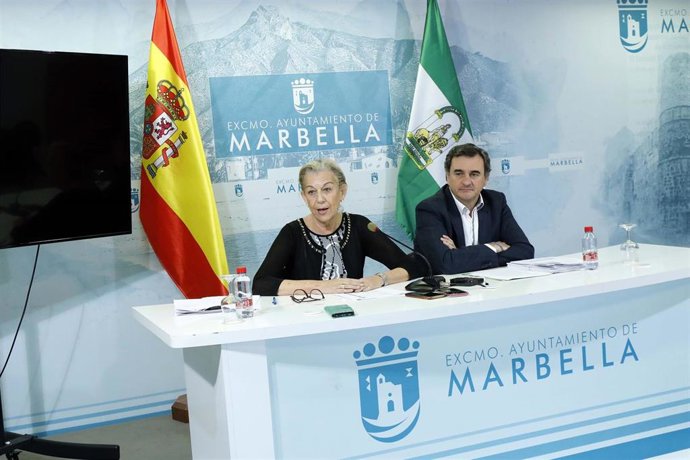 La concejala de Ordenación del Territorio y Vivienda en Marbella, María Francisca Caracuel, en rueda de prensa junto al portavoz del equipo de gobierno