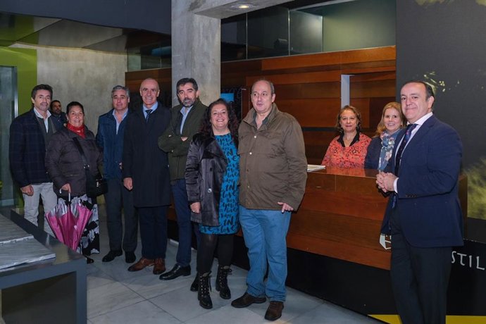 El alcalde de Sevilla, Antonio Muñoz, en el punto de información turística en el Castillo de San Jorge, en Triana.