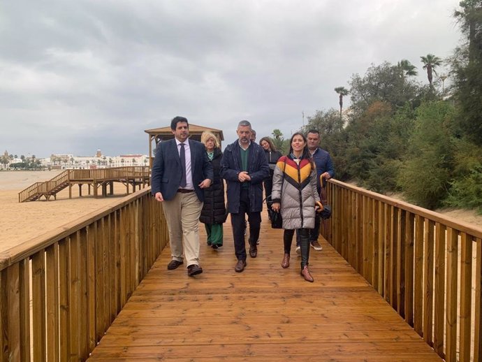 El delegado territorial de Turismo en Cádiz, Jorge Vázquez, visita la pasarela de la playa de El Rompidillo, en Rota