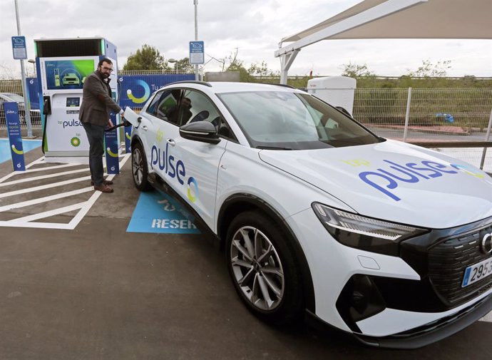 Director general de movilidad eléctrica para el sur de Europa,  Ildefonso Boto, utilizando la carga rápida de vehículos eléctricos instalada en Torrevieja