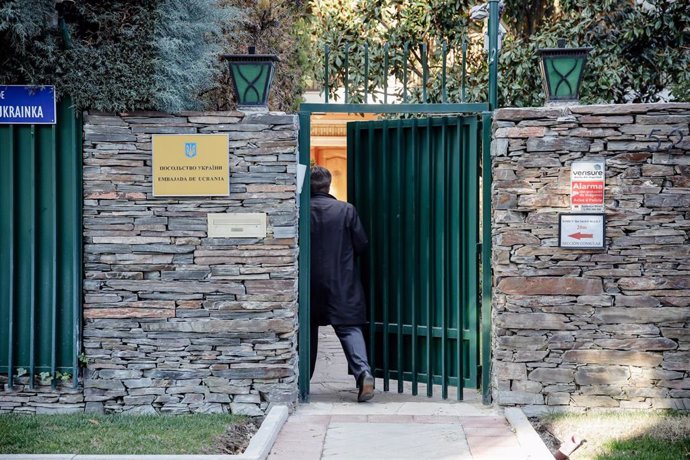 Un hombre en la puerta de la embajada de Ucrania tras ser acordonada, a 2 de diciembre de 2022, en Madrid (España). La Embajada de Ucrania en Madrid ha sido acordonada y desalojada tras recibir un nuevo paquete sospechoso con restos de sangre. El suceso