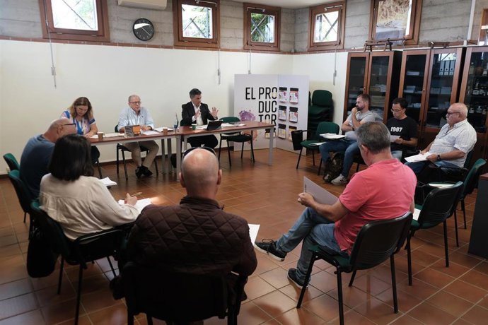 El consejero insular de Agricultura, Ganadería y Pesca, Javier Parrilla, se reúne con representantes del sector apícola