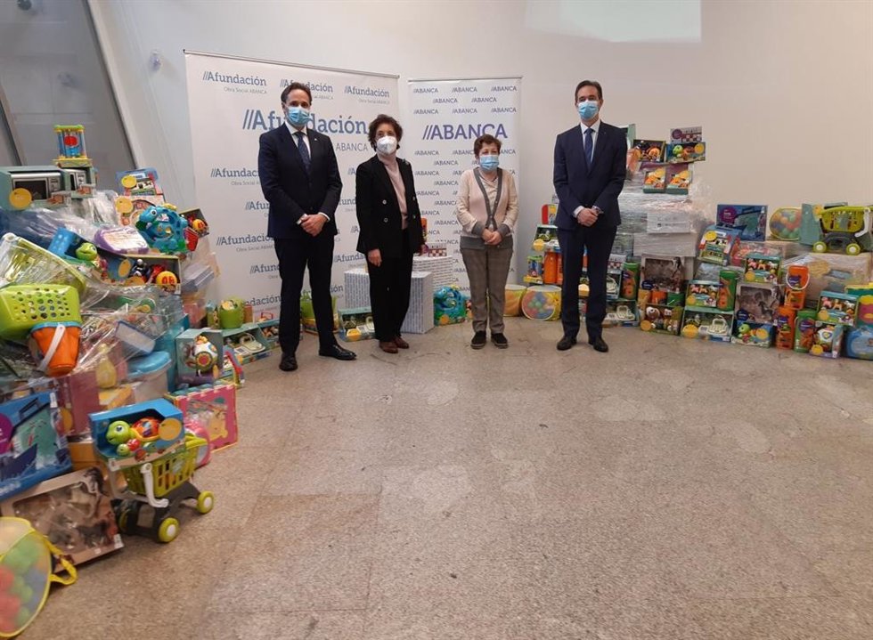 Archivo - El director gerente de Afundación, Pedro Otero, la directora de Cáritas en A Coruña, Pilar Farjas, y el director territorial de Abanca Coruña, Gerardo Fuerte, en la entrega de juguetes