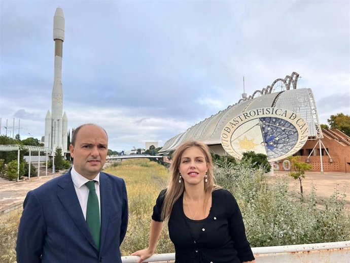 Los concejales de Vox en el Ayuntamiento de Sevilla, Gonzalo García de Polavieja y Cristina Peláez.