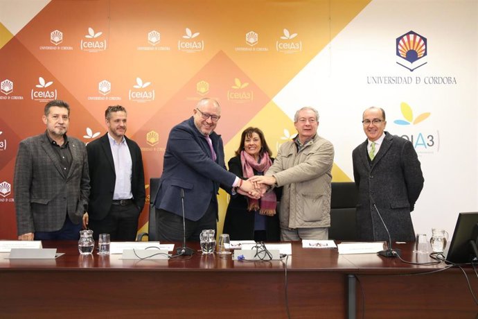 El rector une sus manos a las de los coleccionistas, tras la firma de la donación a la UCO de la colección de arte Begara-Perea.