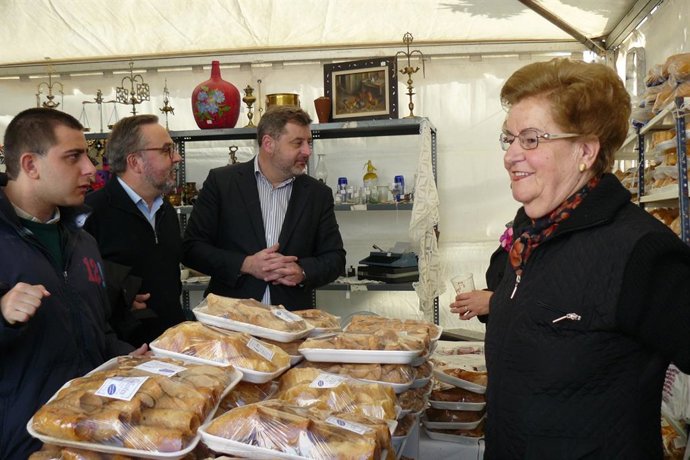 Archivo - Feria de Productos Típicos y Artesanales de El Pedroso, en una imagen de archivo