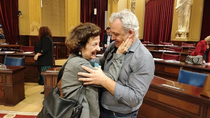 La consellera de Asuntos Sociales y Deportes, Fina Santiago, junto al conseller de Promoción Económica y Desarrollo Local del Consell de Mallorca, Jaume Alzamora.