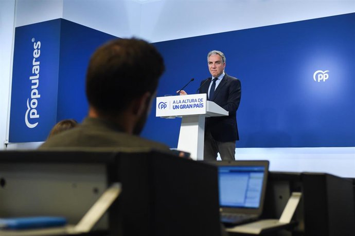 El coordinador general del PP, Elías Bendodo, comparece tras la reunión del Comité de Dirección del Partido Popular, en la sede de Génova, a 5 de diciembre de 2022, en Madrid (España).