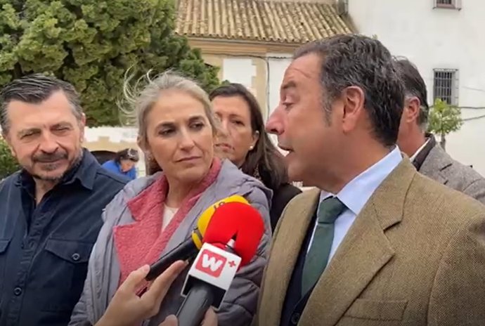 El presidente del PP de Sevilla, Ricardo Sánchez, atiende a los medios en Estepa.