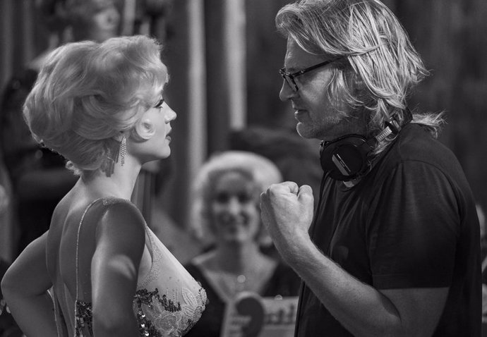 Archivo - Blonde. L to R: Ana de Armas as Marilyn Monroe with Director Andrew Dominik. Cr. Matt Kennedy / Netflix  2022