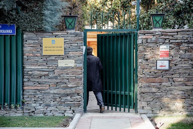 Un home a la porta de l'ambaixada d'Ucraïna