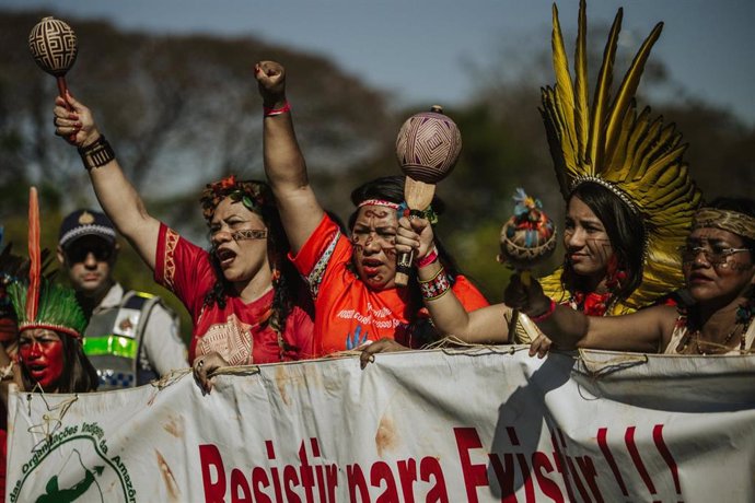 Archivo - Mujeres indígenas en una protesta contra las políticas medioambientales del presidente de Brasil Jair Bolsonaro que están causando la deforestación del Amazonas.