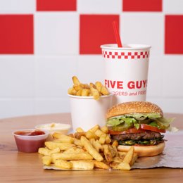 Archivo - Hamburguesa de Five Guys
