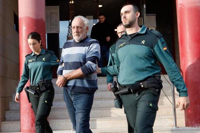 El acusado a su salida del Juzgado de Guardia, a 5 de diciembre de 2022, en Totana, Murcia (España). La Guardia Civil ha detenido a un individuo de 68 años por haber matado presuntamente a su pareja, de 56 años, en el domicilio que compartían en la Urba