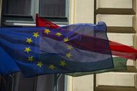 Los 27 discuten mañana congelar fondos a Hungría mientras Budapest presiona con reservas a la ayuda a Ucrania