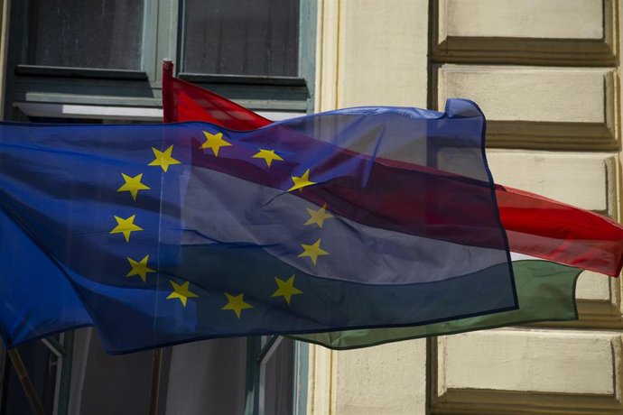 Archivo - Bandera de la UE y de Hungría (Archivo)