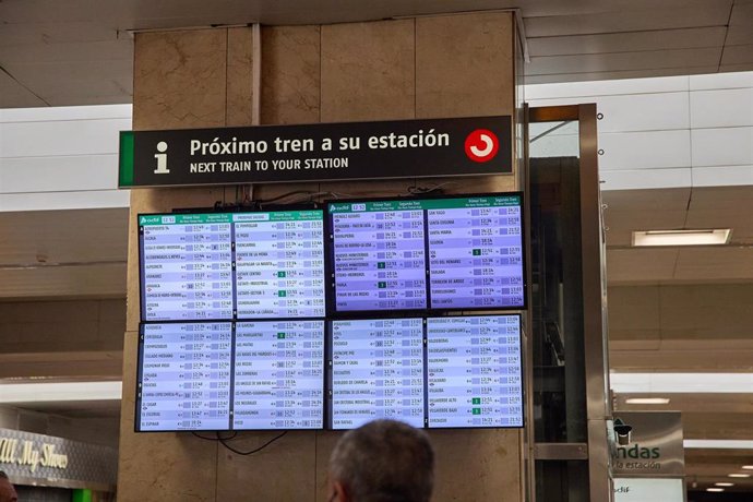 Paneles de idas y llegadas de trenes en la Estación Madrid ChamartínClara Campoamor