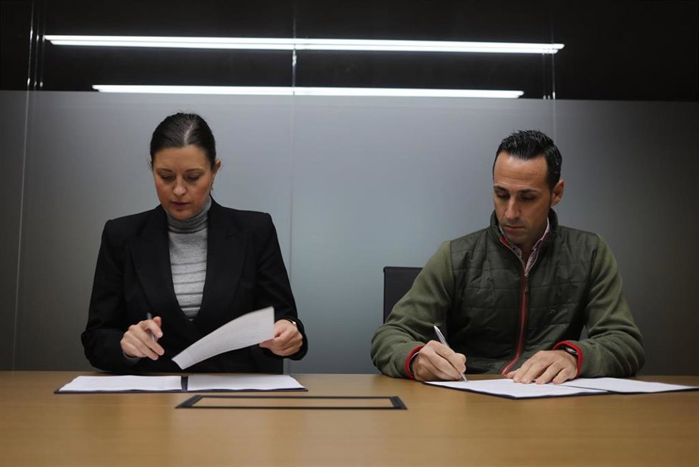 Patricia Cavada con el presidente de la asociación de taxistas de San Fernando.