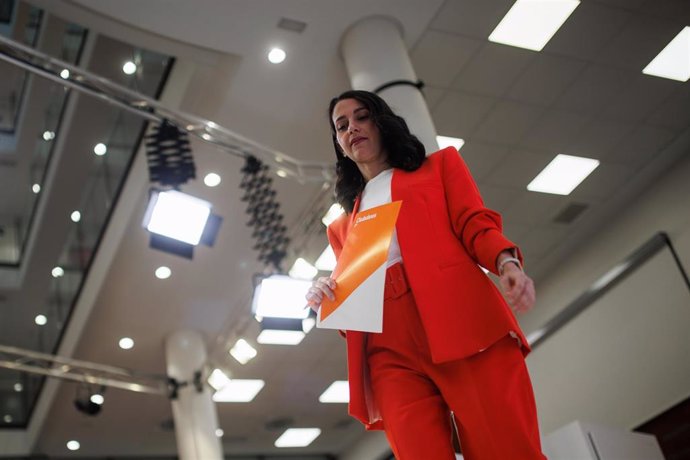 La presidenta nacional de Ciudadanos (Cs), Inés Arrimadas, a su salida de una rueda de prensa, en la sede de su partido, a 5 de diciembre de 2022, en Madrid (España). 