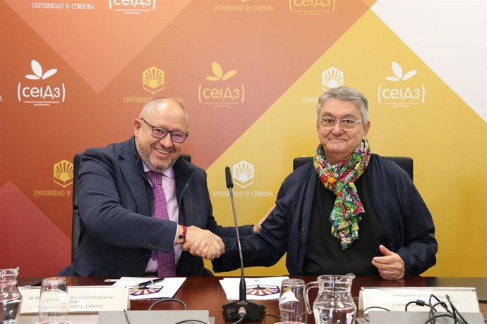 El rector de la UCO, Manuel Torralbo (izda.), y el presidente de la Fundación Arquitectura Contemporánea, Pedro García del Barrio.