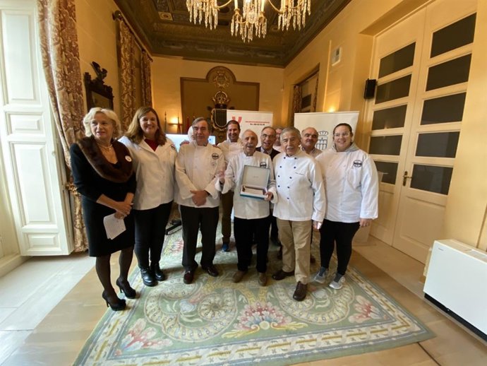La alcaldesa de Segovia, Clara Martín, la presidenta de la Plataforma del Voluntariado, Nélida Cano, y el presidente de la asociación de cocineros y reposteros de segovia , Ignacio García.