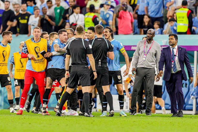 Edinson Cavani (21) of Uruguay and Uruguay players square up to the referee and officials during the FIFA World Cup 2022, Group H football match between Ghana and Uruguay on December 2, 2022 at Al-Janoub Stadium in Al-Wakrah, Qatar - Photo Nigel Keene /
