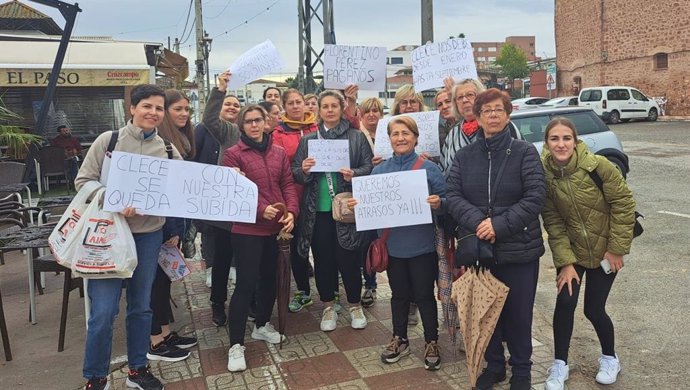 Concentración de trabajadoras del Servicio de Ayuda a Domicilio en Montoro.