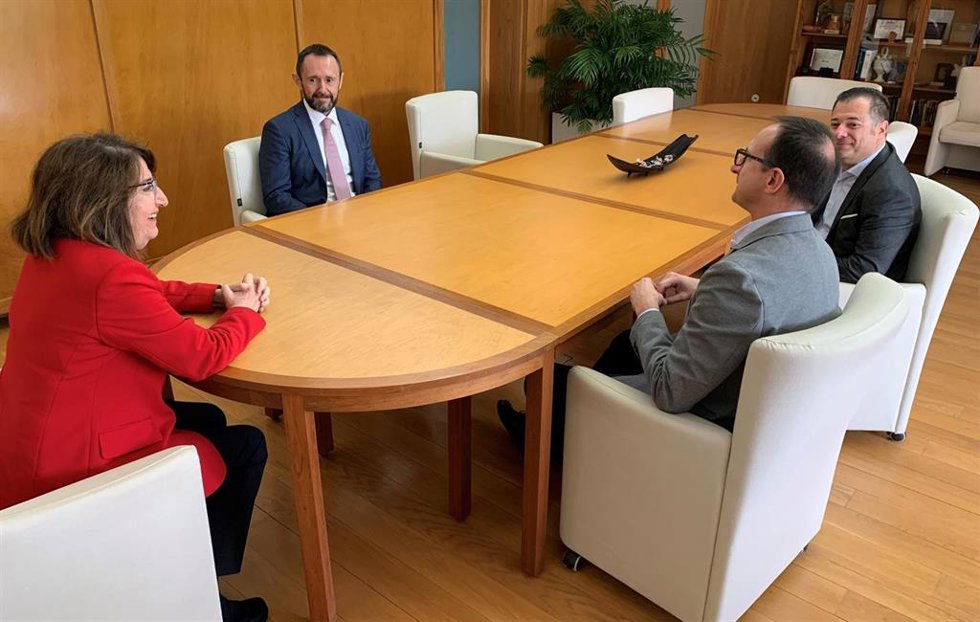 La UA y Banco Santander impulsan estudio, empleabilidad y emprendimiento y benefician a 150 personas en 2023