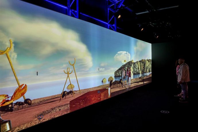 Archivo - Una persona durante su visita a la exposición Desafío Dalí, en Ifema Madrid