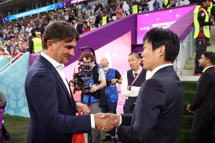 Hajime Moriyasu saluda a Zlatko Dalic, seleccionador de Croacia, antes del duelo de octavos de final del Mundial de Catar