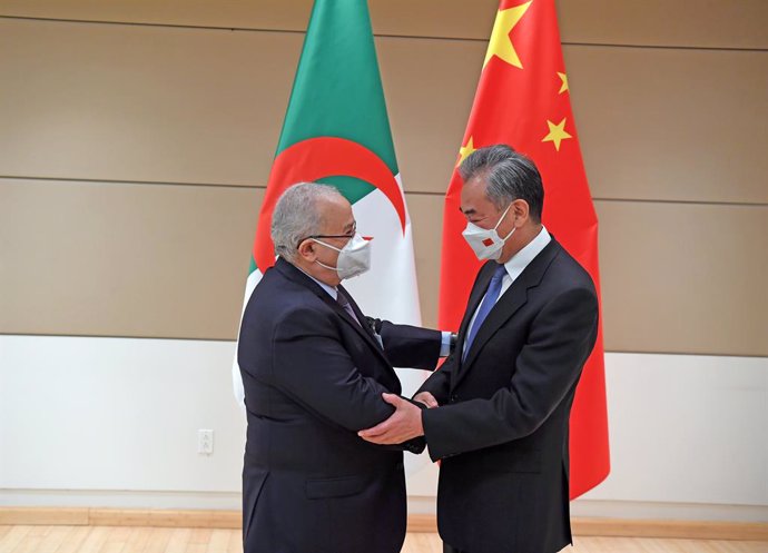 El ministro de Exteriores chino, Wang Yi, y su homólogo argelino, Ramtane Lamamra