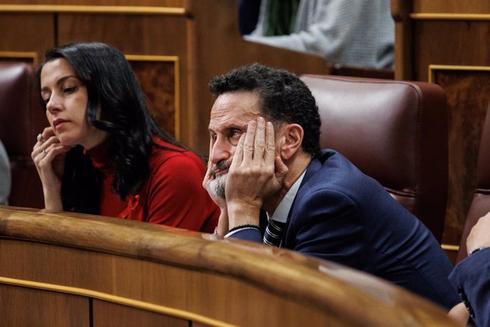 La líder de Ciudadanos, Inés Arrimadas y el portavoz parlamentario de Ciudadanos en el Congreso, Edmundo Bal, durante una sesión plenaria en el Congreso de los Diputados, a 1 de diciembre de 2022, en Madrid (España). El Pleno del Congreso celebra el seg