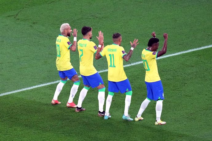 05 December 2022, Qatar, Doha: Brazil's Neymar (L) celebrates scoring his side's second goal of the game from the penalty spot with team-mates Lucas Paqueta, Raphinha and Vinicius Junior during the FIFA World Cup Qatar 2022 Round of 16 soccer match betw