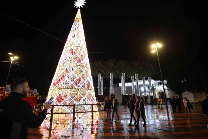 Tomares activa su alumbrado navideño