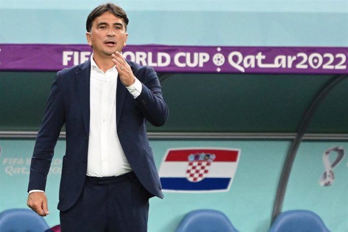 Zlatko Dalic, seleccionador croata, da instrucciones durante el Croacia-Japón de octavos de final del Mundial de Catar 