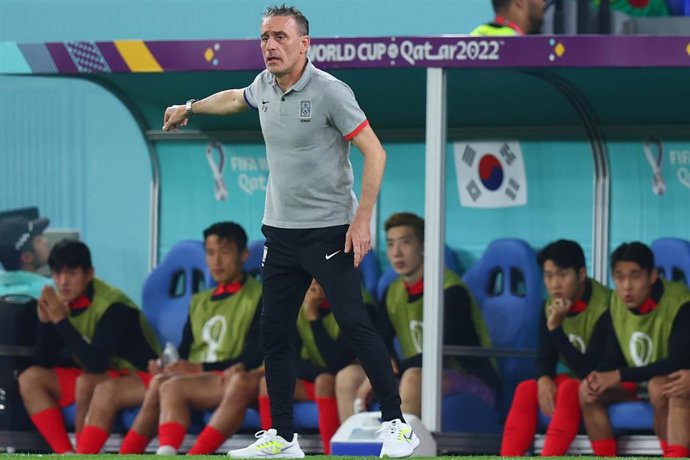 Paulo Bento da instrucciones durante el Brasil-Corea del Sur de octavos de final del Mundial de Catar