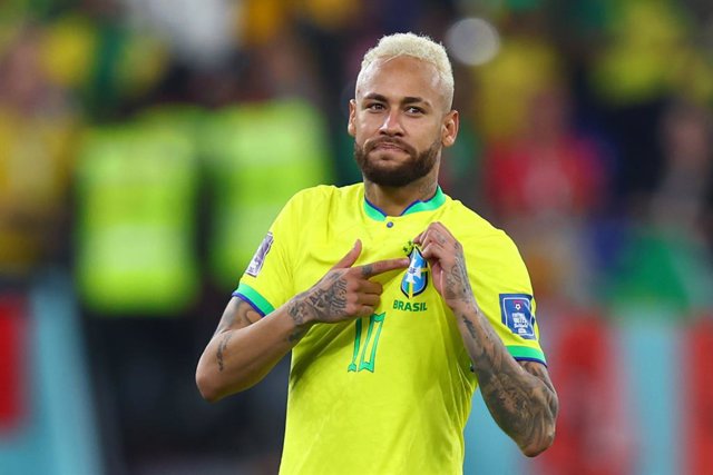 Neymar se toca el escudo de la camiseta de Brasil tras la victoria en octavos del Mundial de Catar ante Corea del Sur