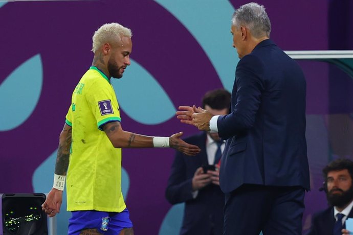 El seleccionador brasileño Tite saluda a Neymar tras cambiarle en el Brasil-Corea del Sur de octavos de final del Mundial de Catar